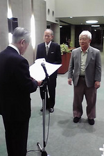 熊澤浄一同窓会長から井口、住吉両先生に感謝状が贈られた。