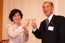 笑顔で乾杯する冨永さんと池田副会長