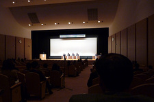 講演が行われた九州大学百年講堂