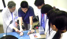 高校生に心臓の内部を説明する伊藤院長と高木淳医師