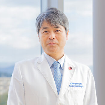 幹から枝が伸び、豊かに実る「森」をつくる